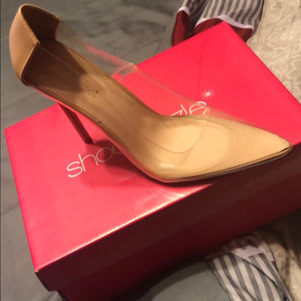 Nude pumps